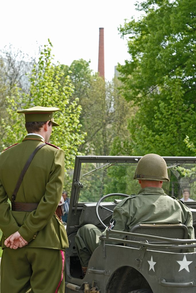 Pamětníci, bývalí rozhlasoví zaměstnanci a další hosté, široká veřejnost i zástupci města se dnes sešli u soutoku řek Radbuzy a Mže ve Štruncových sadech, aby si připomněli okamžiky prvního svobodného rozhlasového vysílání v českém jazyce na území města Plzně. Na stejném místě, na takzvané Obcizně, se podařilo 5. května 1945 ve 12:05 hodin Karlu Šindlerovi, učiteli na gymnáziu a vedoucímu odbojové skupiny, se svými spolubojovníky po dramatickém boji německou vysílačku obsadit.