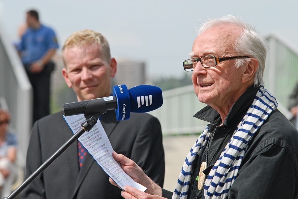 Pamětníci, bývalí rozhlasoví zaměstnanci a další hosté, široká veřejnost i zástupci města se dnes sešli u soutoku řek Radbuzy a Mže ve Štruncových sadech, aby si připomněli okamžiky prvního svobodného rozhlasového vysílání v českém jazyce na území města Plzně. Na stejném místě, na takzvané Obcizně, se podařilo 5. května 1945 ve 12:05 hodin Karlu Šindlerovi, učiteli na gymnáziu a vedoucímu odbojové skupiny, se svými spolubojovníky po dramatickém boji německou vysílačku obsadit.