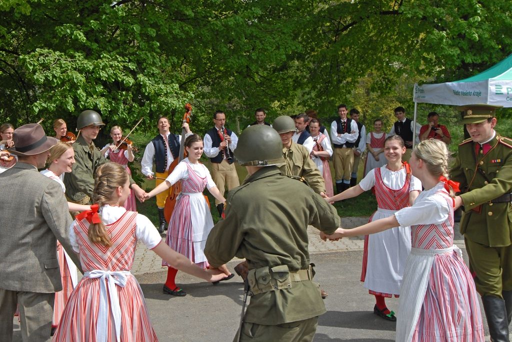 Pamětníci, bývalí rozhlasoví zaměstnanci a další hosté, široká veřejnost i zástupci města se dnes sešli u soutoku řek Radbuzy a Mže ve Štruncových sadech, aby si připomněli okamžiky prvního svobodného rozhlasového vysílání v českém jazyce na území města Plzně. Na stejném místě, na takzvané Obcizně, se podařilo 5. května 1945 ve 12:05 hodin Karlu Šindlerovi, učiteli na gymnáziu a vedoucímu odbojové skupiny, se svými spolubojovníky po dramatickém boji německou vysílačku obsadit.