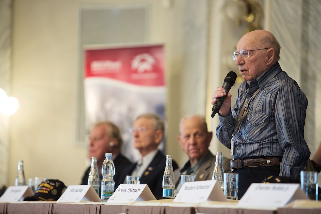 Už druhou besedu absolvovali váleční veteráni v Měšťanské besedě. Pietní akt u památníku Obětem 2. světové války a padlým československým a spojeneckým letcům. A večer patřil swingu ve stylu amerických tančíren, k tanci a poslechu hrál Pilsner Jazz band a Harlemania. (foto: R. Muchka)