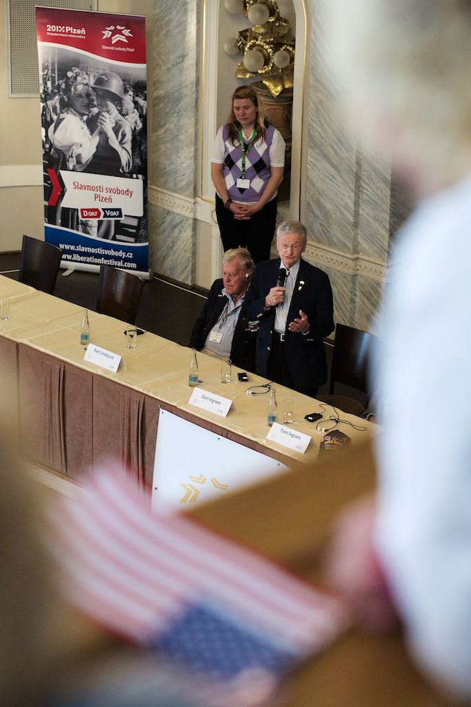 Už druhou besedu absolvovali váleční veteráni v Měšťanské besedě. Pietní akt u památníku Obětem 2. světové války a padlým československým a spojeneckým letcům. A večer patřil swingu ve stylu amerických tančíren, k tanci a poslechu hrál Pilsner Jazz band a Harlemania. (foto: R. Muchka)