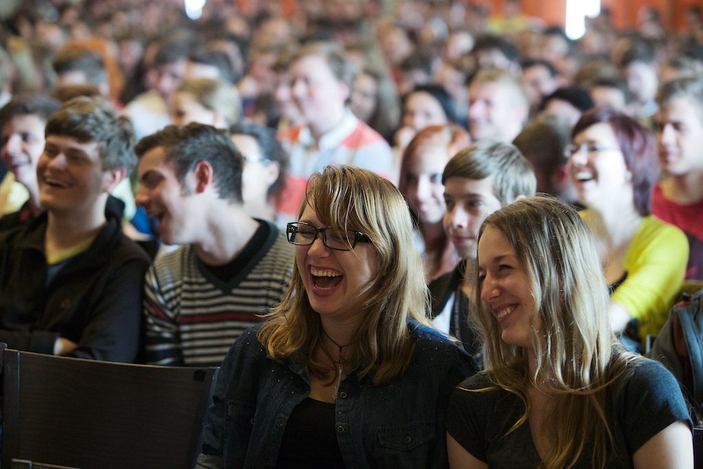 Už druhou besedu absolvovali váleční veteráni v Měšťanské besedě. Pietní akt u památníku Obětem 2. světové války a padlým československým a spojeneckým letcům. A večer patřil swingu ve stylu amerických tančíren, k tanci a poslechu hrál Pilsner Jazz band a Harlemania. (foto: R. Muchka)