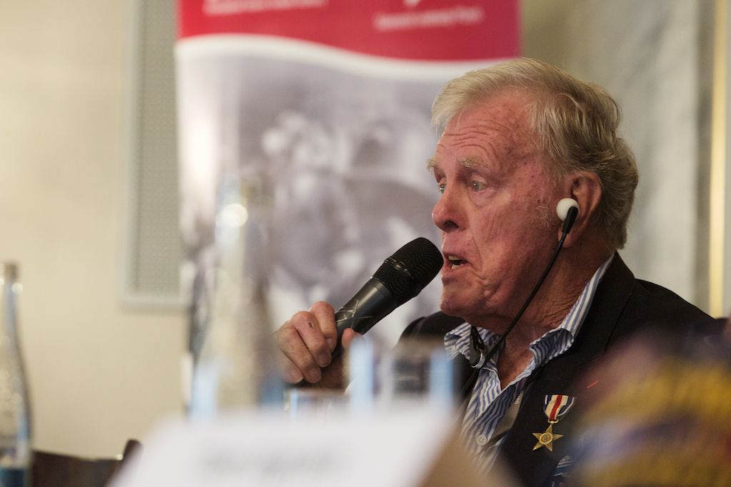 Už druhou besedu absolvovali váleční veteráni v Měšťanské besedě. Pietní akt u památníku Obětem 2. světové války a padlým československým a spojeneckým letcům. A večer patřil swingu ve stylu amerických tančíren, k tanci a poslechu hrál Pilsner Jazz band a Harlemania. (foto: R. Muchka)