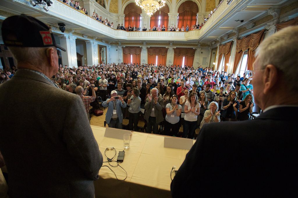 Už druhou besedu absolvovali váleční veteráni v Měšťanské besedě. Pietní akt u památníku Obětem 2. světové války a padlým československým a spojeneckým letcům. A večer patřil swingu ve stylu amerických tančíren, k tanci a poslechu hrál Pilsner Jazz band a Harlemania. (foto: R. Muchka)