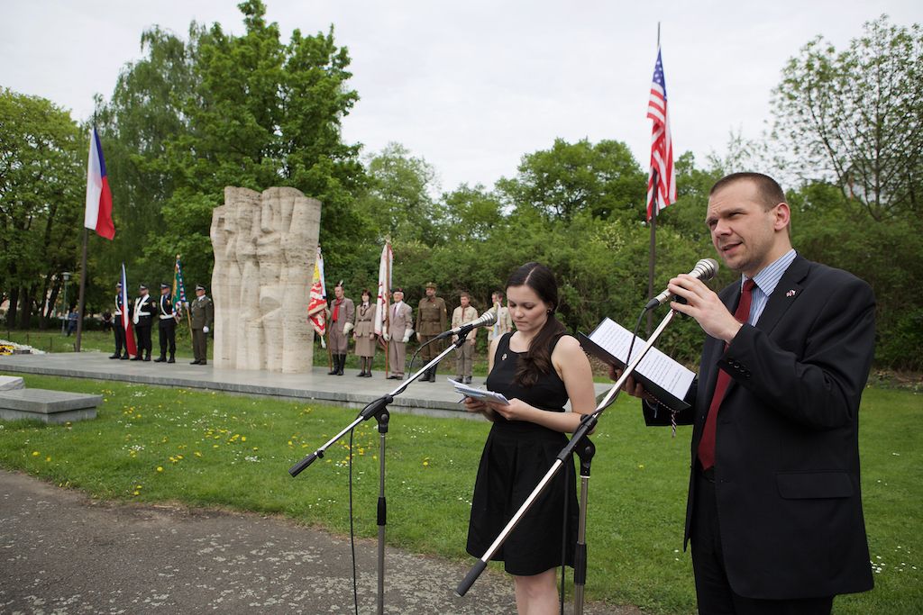 Už druhou besedu absolvovali váleční veteráni v Měšťanské besedě. Pietní akt u památníku Obětem 2. světové války a padlým československým a spojeneckým letcům. A večer patřil swingu ve stylu amerických tančíren, k tanci a poslechu hrál Pilsner Jazz band a Harlemania. (foto: R. Muchka)