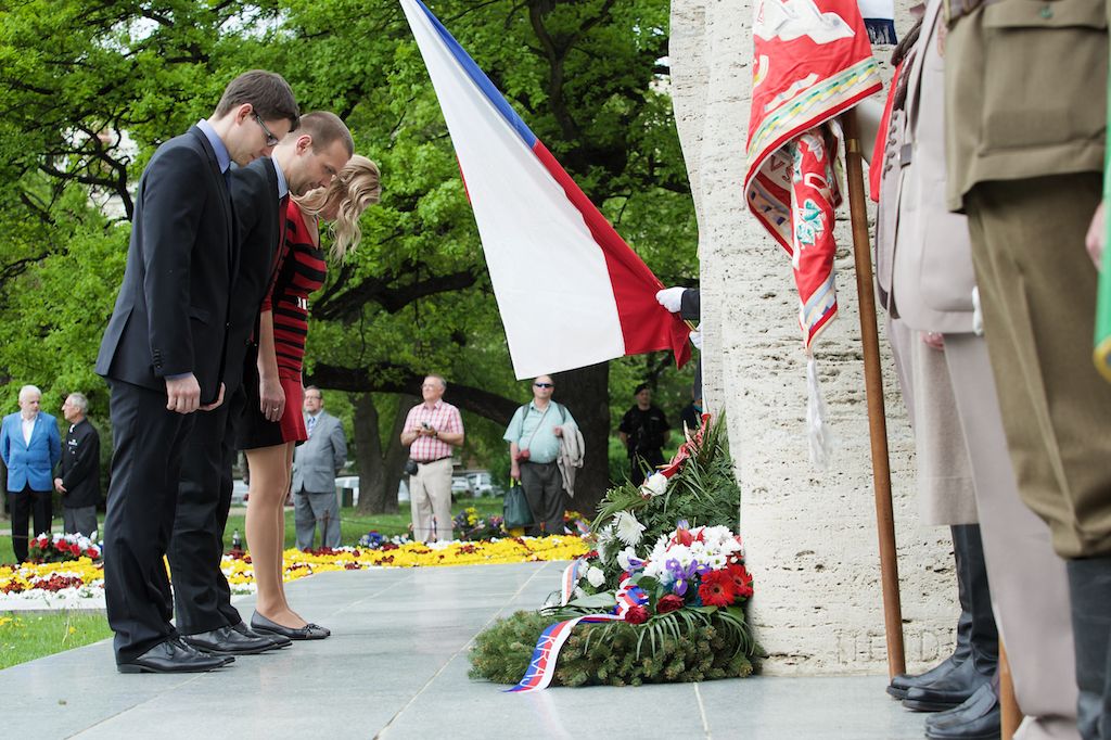 Už druhou besedu absolvovali váleční veteráni v Měšťanské besedě. Pietní akt u památníku Obětem 2. světové války a padlým československým a spojeneckým letcům. A večer patřil swingu ve stylu amerických tančíren, k tanci a poslechu hrál Pilsner Jazz band a Harlemania. (foto: R. Muchka)