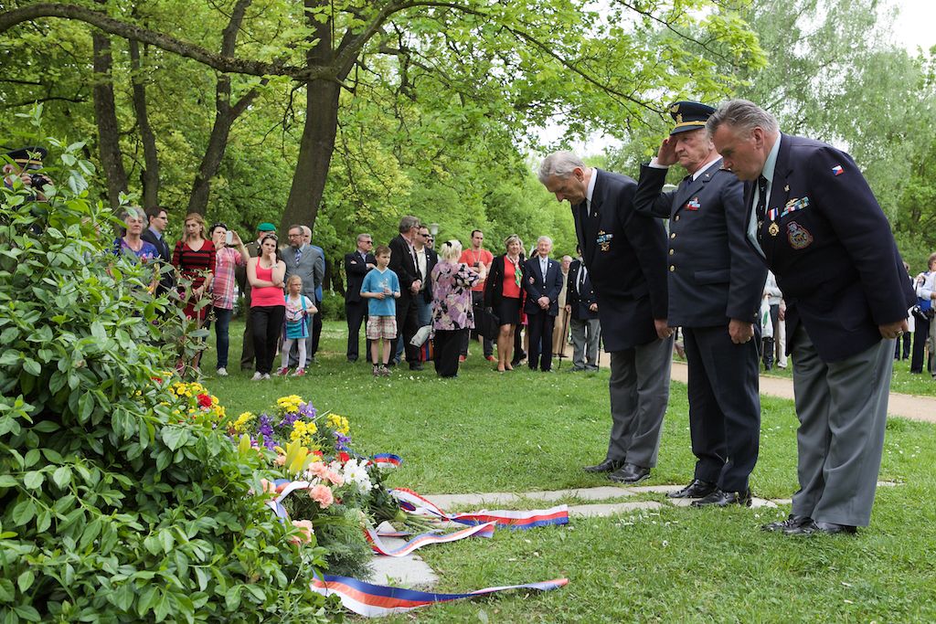 Už druhou besedu absolvovali váleční veteráni v Měšťanské besedě. Pietní akt u památníku Obětem 2. světové války a padlým československým a spojeneckým letcům. A večer patřil swingu ve stylu amerických tančíren, k tanci a poslechu hrál Pilsner Jazz band a Harlemania. (foto: R. Muchka)