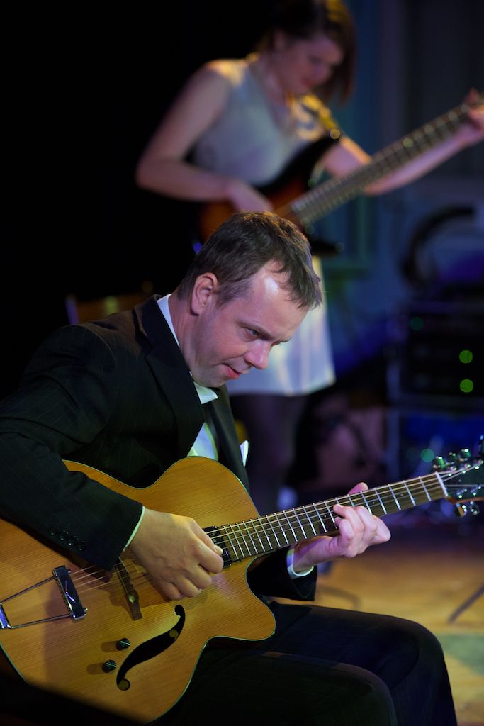 Už druhou besedu absolvovali váleční veteráni v Měšťanské besedě. Pietní akt u památníku Obětem 2. světové války a padlým československým a spojeneckým letcům. A večer patřil swingu ve stylu amerických tančíren, k tanci a poslechu hrál Pilsner Jazz band a Harlemania. (foto: R. Muchka)