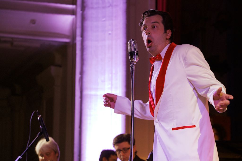 Už druhou besedu absolvovali váleční veteráni v Měšťanské besedě. Pietní akt u památníku Obětem 2. světové války a padlým československým a spojeneckým letcům. A večer patřil swingu ve stylu amerických tančíren, k tanci a poslechu hrál Pilsner Jazz band a Harlemania. (foto: R. Muchka)