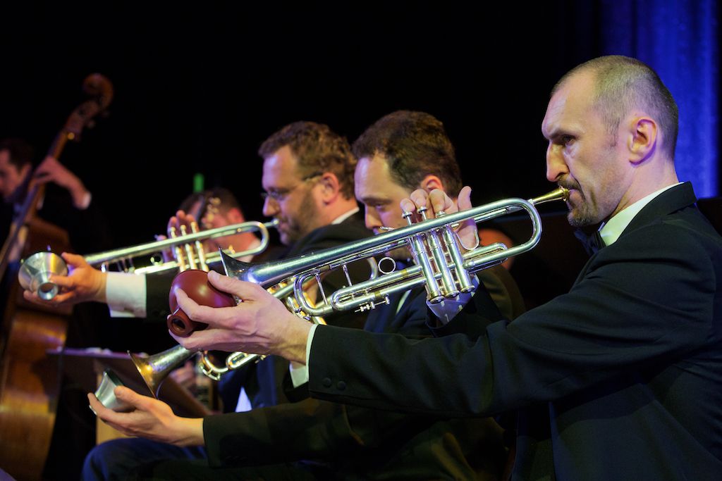 Už druhou besedu absolvovali váleční veteráni v Měšťanské besedě. Pietní akt u památníku Obětem 2. světové války a padlým československým a spojeneckým letcům. A večer patřil swingu ve stylu amerických tančíren, k tanci a poslechu hrál Pilsner Jazz band a Harlemania. (foto: R. Muchka)