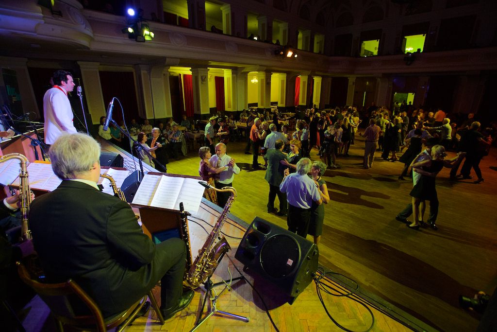 Už druhou besedu absolvovali váleční veteráni v Měšťanské besedě. Pietní akt u památníku Obětem 2. světové války a padlým československým a spojeneckým letcům. A večer patřil swingu ve stylu amerických tančíren, k tanci a poslechu hrál Pilsner Jazz band a Harlemania. (foto: R. Muchka)