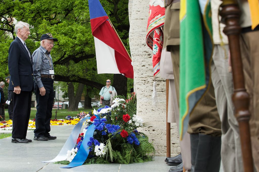 Týdenní oslavy osvobození Plzně americkými a belgickými vojáky v květnu 1945 se blíží ke konci, nabízí ve svém závěru i řadu pietních setkání (náměstí Míru / historická radnice). (foto: R. Muchka / M. Pecuch)