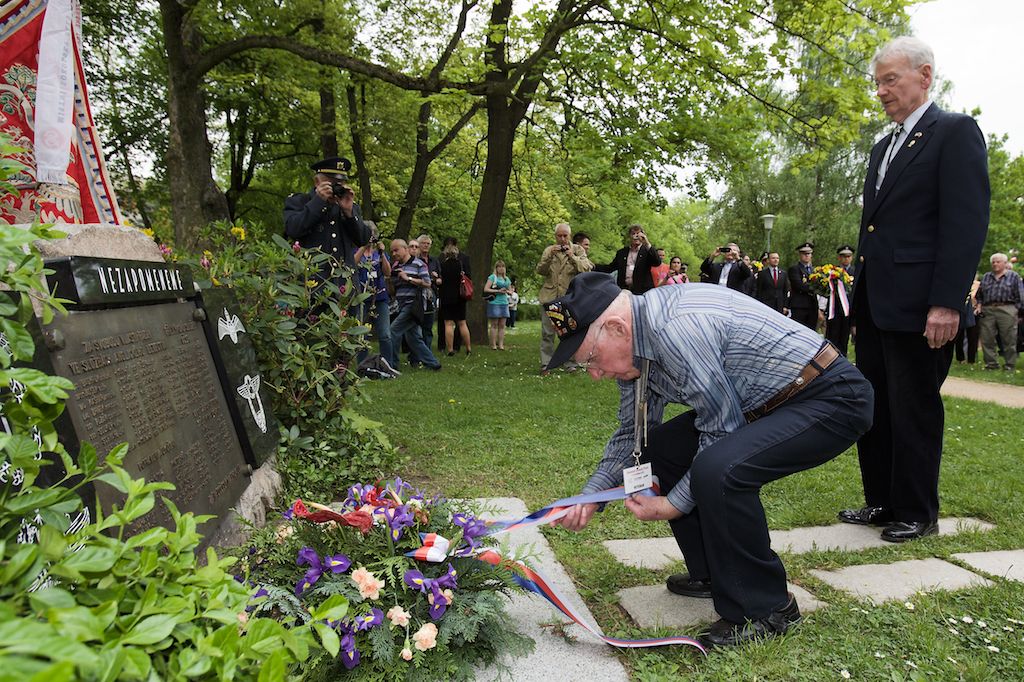 Týdenní oslavy osvobození Plzně americkými a belgickými vojáky v květnu 1945 se blíží ke konci, nabízí ve svém závěru i řadu pietních setkání (náměstí Míru / historická radnice). (foto: R. Muchka / M. Pecuch)