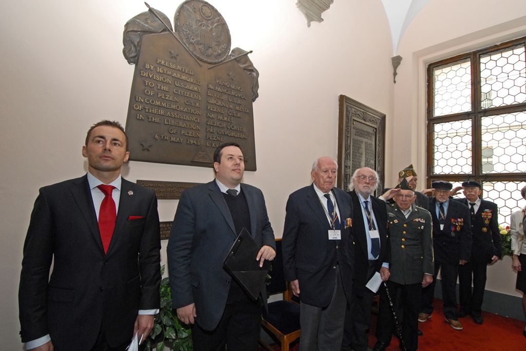Týdenní oslavy osvobození Plzně americkými a belgickými vojáky v květnu 1945 se blíží ke konci, nabízí ve svém závěru i řadu pietních setkání (náměstí Míru / historická radnice). (foto: R. Muchka / M. Pecuch)