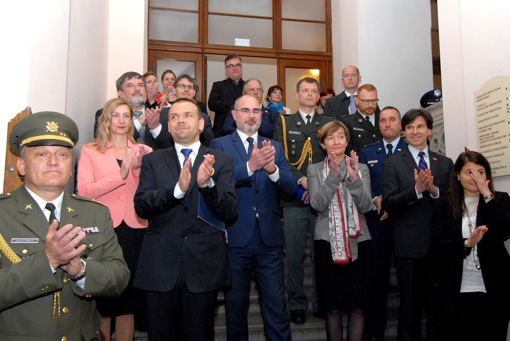 Týdenní oslavy osvobození Plzně americkými a belgickými vojáky v květnu 1945 se blíží ke konci, nabízí ve svém závěru i řadu pietních setkání (náměstí Míru / historická radnice). (foto: R. Muchka / M. Pecuch)