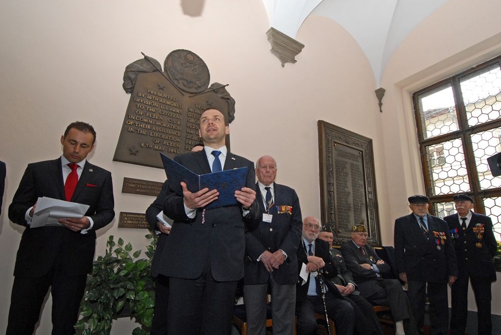 Týdenní oslavy osvobození Plzně americkými a belgickými vojáky v květnu 1945 se blíží ke konci, nabízí ve svém závěru i řadu pietních setkání (náměstí Míru / historická radnice). (foto: R. Muchka / M. Pecuch)