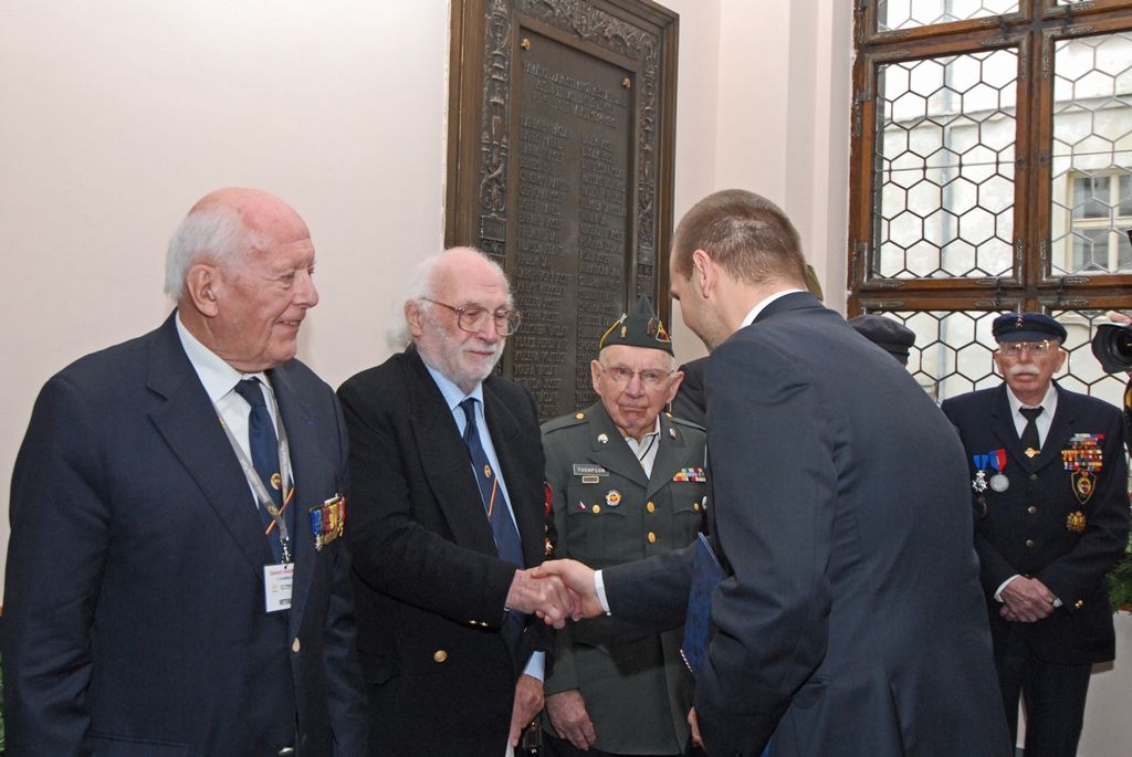 Týdenní oslavy osvobození Plzně americkými a belgickými vojáky v květnu 1945 se blíží ke konci, nabízí ve svém závěru i řadu pietních setkání (náměstí Míru / historická radnice). (foto: R. Muchka / M. Pecuch)