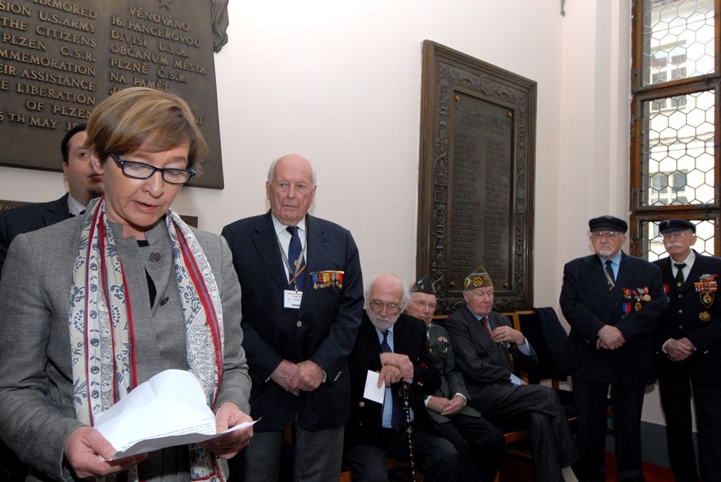 Týdenní oslavy osvobození Plzně americkými a belgickými vojáky v květnu 1945 se blíží ke konci, nabízí ve svém závěru i řadu pietních setkání (náměstí Míru / historická radnice). (foto: R. Muchka / M. Pecuch)