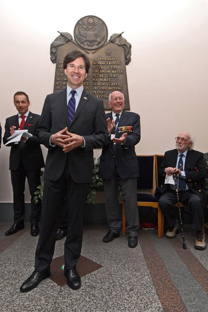 Týdenní oslavy osvobození Plzně americkými a belgickými vojáky v květnu 1945 se blíží ke konci, nabízí ve svém závěru i řadu pietních setkání (náměstí Míru / historická radnice). (foto: R. Muchka / M. Pecuch)