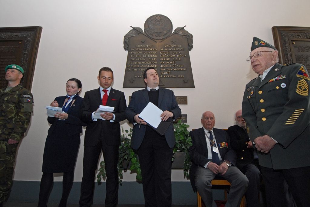 Týdenní oslavy osvobození Plzně americkými a belgickými vojáky v květnu 1945 se blíží ke konci, nabízí ve svém závěru i řadu pietních setkání (náměstí Míru / historická radnice). (foto: R. Muchka / M. Pecuch)