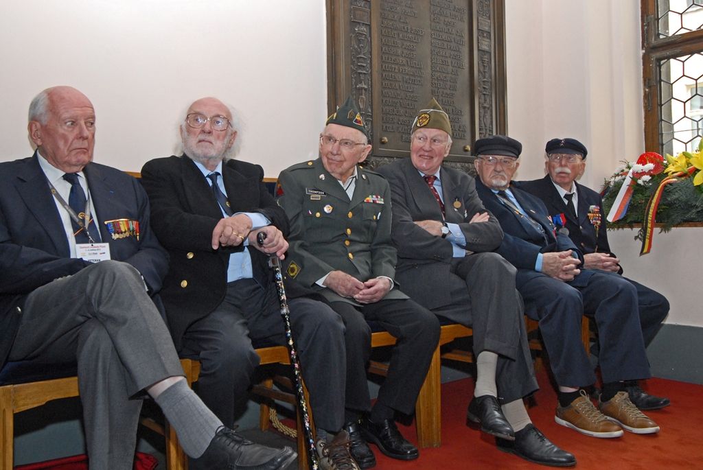 Týdenní oslavy osvobození Plzně americkými a belgickými vojáky v květnu 1945 se blíží ke konci, nabízí ve svém závěru i řadu pietních setkání (náměstí Míru / historická radnice). (foto: R. Muchka / M. Pecuch)