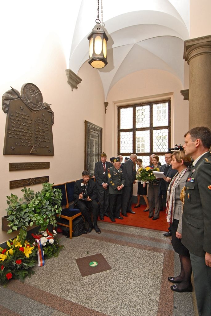 Týdenní oslavy osvobození Plzně americkými a belgickými vojáky v květnu 1945 se blíží ke konci, nabízí ve svém závěru i řadu pietních setkání (náměstí Míru / historická radnice). (foto: R. Muchka / M. Pecuch)