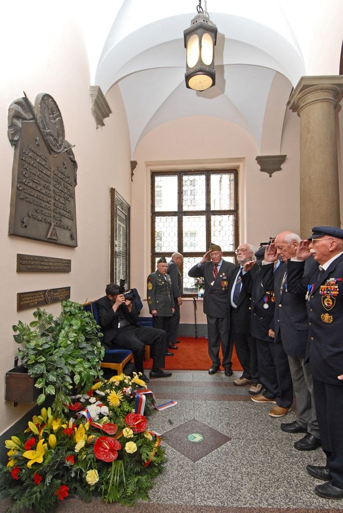 Týdenní oslavy osvobození Plzně americkými a belgickými vojáky v květnu 1945 se blíží ke konci, nabízí ve svém závěru i řadu pietních setkání (náměstí Míru / historická radnice). (foto: R. Muchka / M. Pecuch)