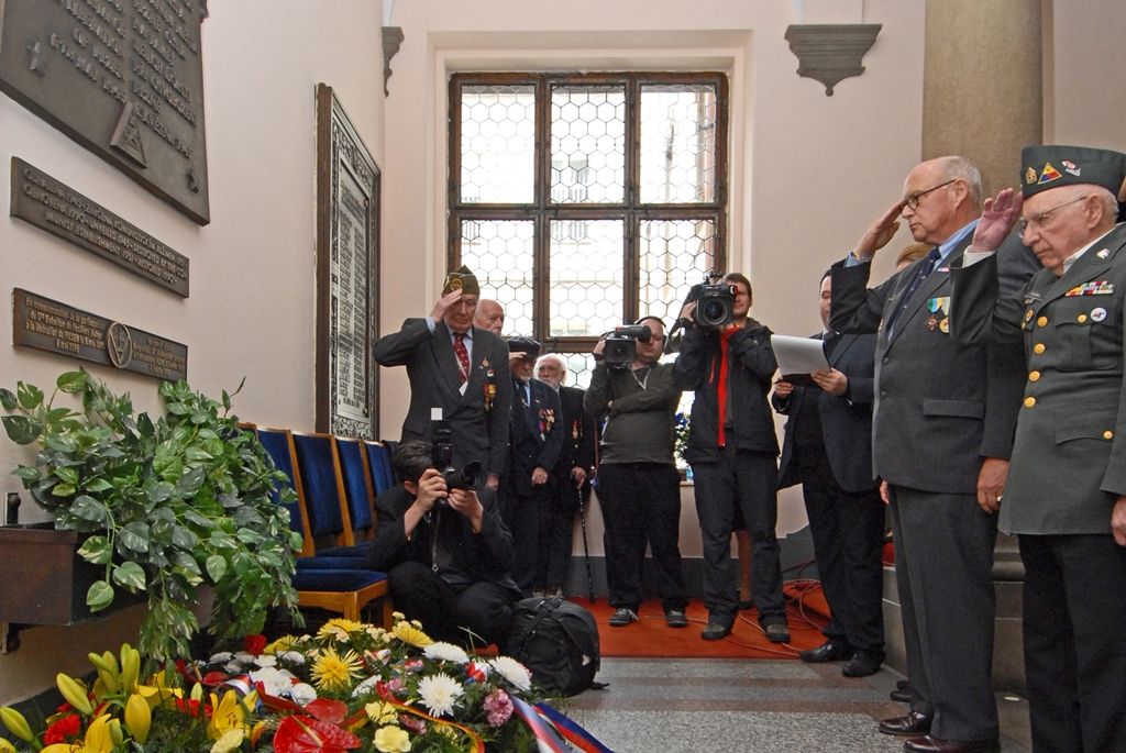 Týdenní oslavy osvobození Plzně americkými a belgickými vojáky v květnu 1945 se blíží ke konci, nabízí ve svém závěru i řadu pietních setkání (náměstí Míru / historická radnice). (foto: R. Muchka / M. Pecuch)