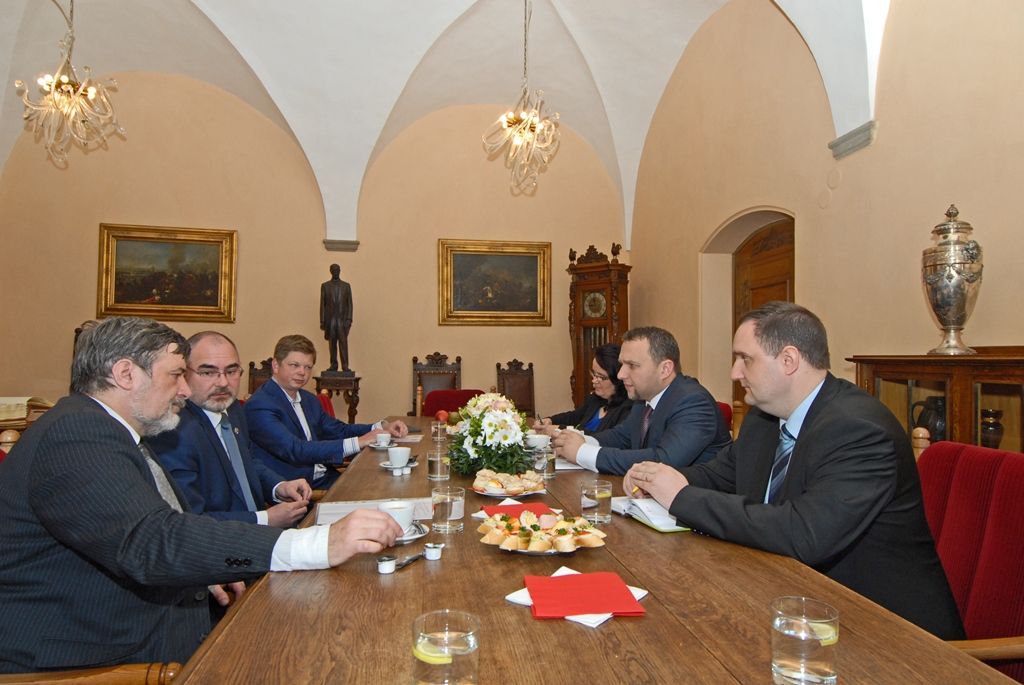 Tématu protipovodňové ochrany města Plzně, možnosti budování vodovodů pro malé obvody za podpory dotací i ochraně řeky Úhlavy jako dosud jediného zdroje vody pro Plzeň se dnes (7.5.2015) na setkání s ministrem zemědělství Marianem Jurečkou věnovali primátor města Martin Zrzavecký a jeho náměstci Petr Náhlík a Pavel Šindelář.