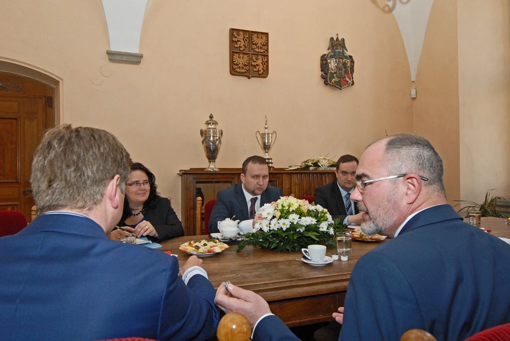 Tématu protipovodňové ochrany města Plzně, možnosti budování vodovodů pro malé obvody za podpory dotací i ochraně řeky Úhlavy jako dosud jediného zdroje vody pro Plzeň se dnes (7.5.2015) na setkání s ministrem zemědělství Marianem Jurečkou věnovali primátor města Martin Zrzavecký a jeho náměstci Petr Náhlík a Pavel Šindelář.