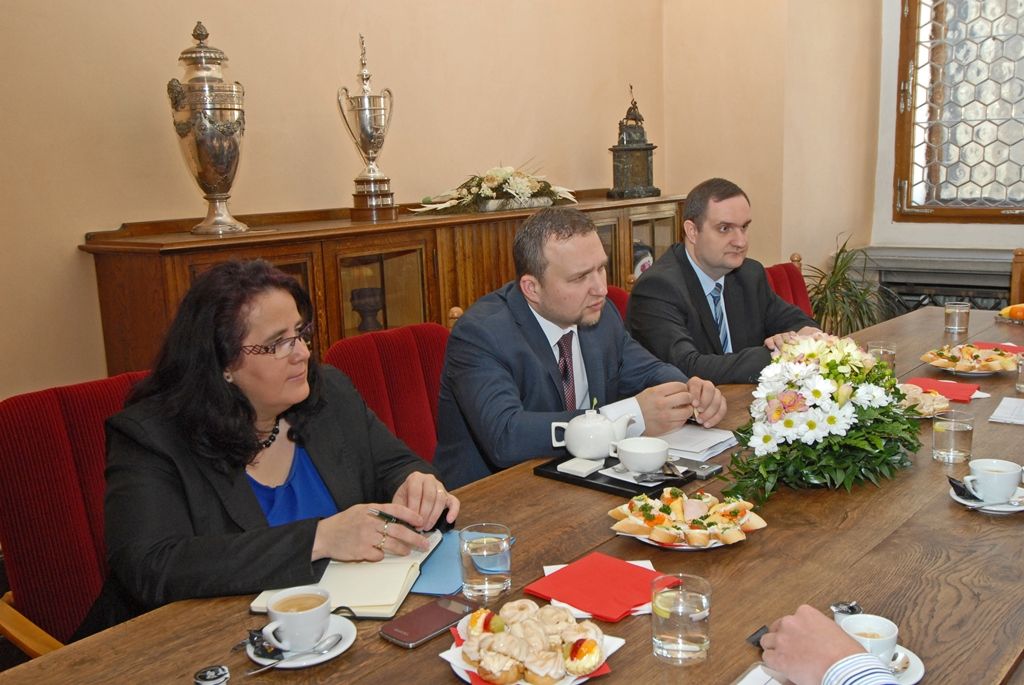 Tématu protipovodňové ochrany města Plzně, možnosti budování vodovodů pro malé obvody za podpory dotací i ochraně řeky Úhlavy jako dosud jediného zdroje vody pro Plzeň se dnes (7.5.2015) na setkání s ministrem zemědělství Marianem Jurečkou věnovali primátor města Martin Zrzavecký a jeho náměstci Petr Náhlík a Pavel Šindelář.
