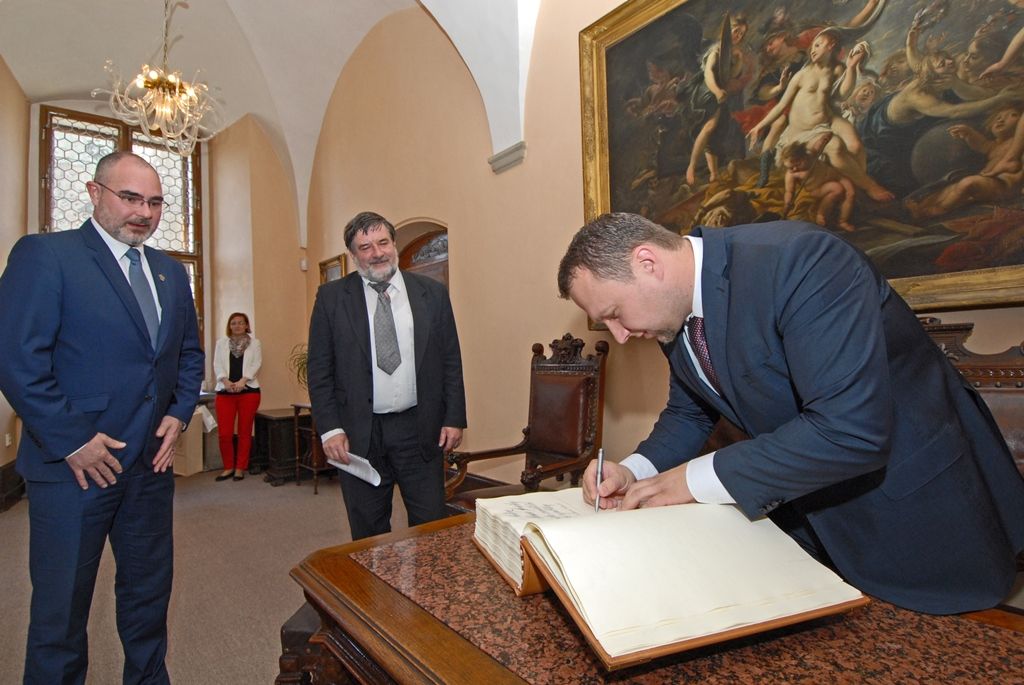 Tématu protipovodňové ochrany města Plzně, možnosti budování vodovodů pro malé obvody za podpory dotací i ochraně řeky Úhlavy jako dosud jediného zdroje vody pro Plzeň se dnes (7.5.2015) na setkání s ministrem zemědělství Marianem Jurečkou věnovali primátor města Martin Zrzavecký a jeho náměstci Petr Náhlík a Pavel Šindelář.