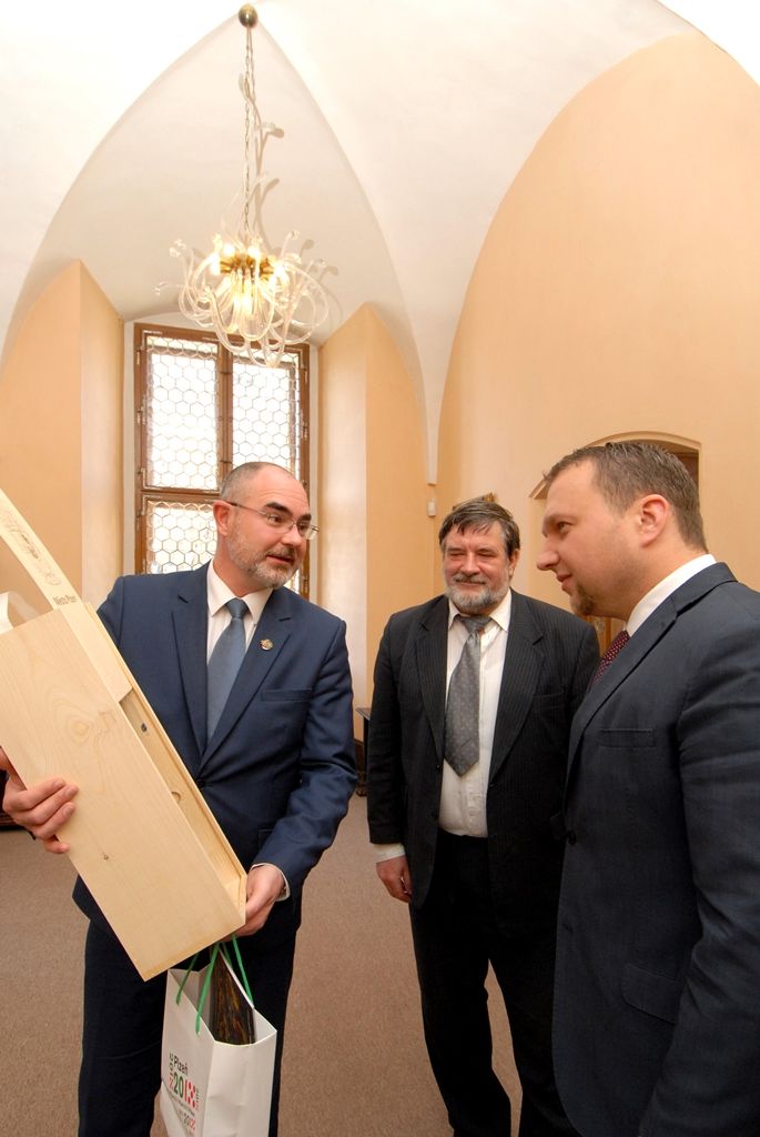 Tématu protipovodňové ochrany města Plzně, možnosti budování vodovodů pro malé obvody za podpory dotací i ochraně řeky Úhlavy jako dosud jediného zdroje vody pro Plzeň se dnes (7.5.2015) na setkání s ministrem zemědělství Marianem Jurečkou věnovali primátor města Martin Zrzavecký a jeho náměstci Petr Náhlík a Pavel Šindelář.