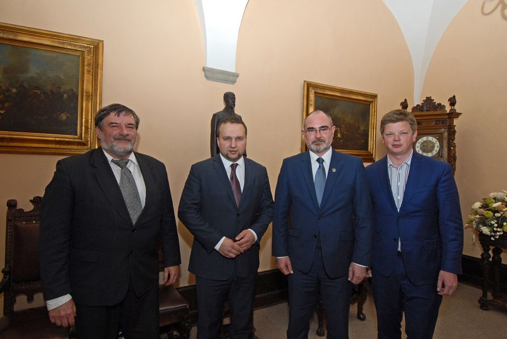 Tématu protipovodňové ochrany města Plzně, možnosti budování vodovodů pro malé obvody za podpory dotací i ochraně řeky Úhlavy jako dosud jediného zdroje vody pro Plzeň se dnes (7.5.2015) na setkání s ministrem zemědělství Marianem Jurečkou věnovali primátor města Martin Zrzavecký a jeho náměstci Petr Náhlík a Pavel Šindelář.
