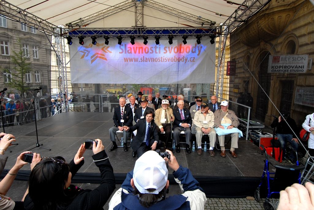 Vyjádření úcty a díků válečným veteránům za osvobození Plzně, vzpomínky na ty, kteří v bojích položili své životy, důraz na členství České republiky v Evropské unii a Severoatlantické alianci či dodržování principů demokracie a svobody nejčastěji zazněly při vzpomínkovém setkání u památníku Díky, Ameriko!. Výjimečnost okamžiku podtrhl přelet čtyř armádních letounů nad hlavami přihlížejících. Davy lidí na Americké ulici využily příležitosti a přišly poděkovat americkým a belgickým veteránům, kteří se zúčastnili posledního pietního aktu v rámci letošních Slavností svobody.