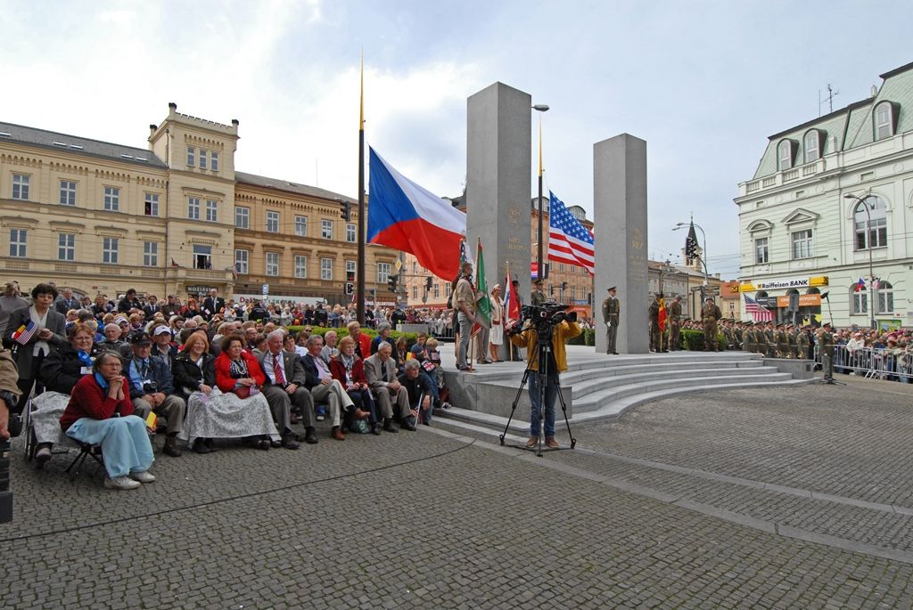 Vyjádření úcty a díků válečným veteránům za osvobození Plzně, vzpomínky na ty, kteří v bojích položili své životy, důraz na členství České republiky v Evropské unii a Severoatlantické alianci či dodržování principů demokracie a svobody nejčastěji zazněly při vzpomínkovém setkání u památníku Díky, Ameriko!. Výjimečnost okamžiku podtrhl přelet čtyř armádních letounů nad hlavami přihlížejících. Davy lidí na Americké ulici využily příležitosti a přišly poděkovat americkým a belgickým veteránům, kteří se zúčastnili posledního pietního aktu v rámci letošních Slavností svobody.