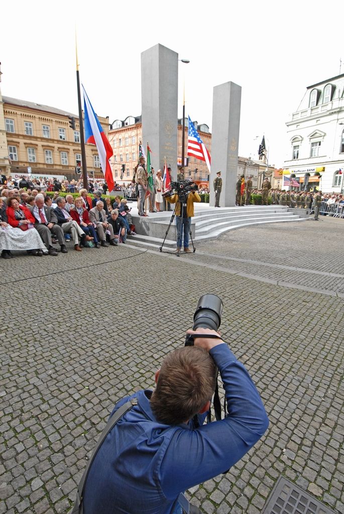 Vyjádření úcty a díků válečným veteránům za osvobození Plzně, vzpomínky na ty, kteří v bojích položili své životy, důraz na členství České republiky v Evropské unii a Severoatlantické alianci či dodržování principů demokracie a svobody nejčastěji zazněly při vzpomínkovém setkání u památníku Díky, Ameriko!. Výjimečnost okamžiku podtrhl přelet čtyř armádních letounů nad hlavami přihlížejících. Davy lidí na Americké ulici využily příležitosti a přišly poděkovat americkým a belgickým veteránům, kteří se zúčastnili posledního pietního aktu v rámci letošních Slavností svobody.
