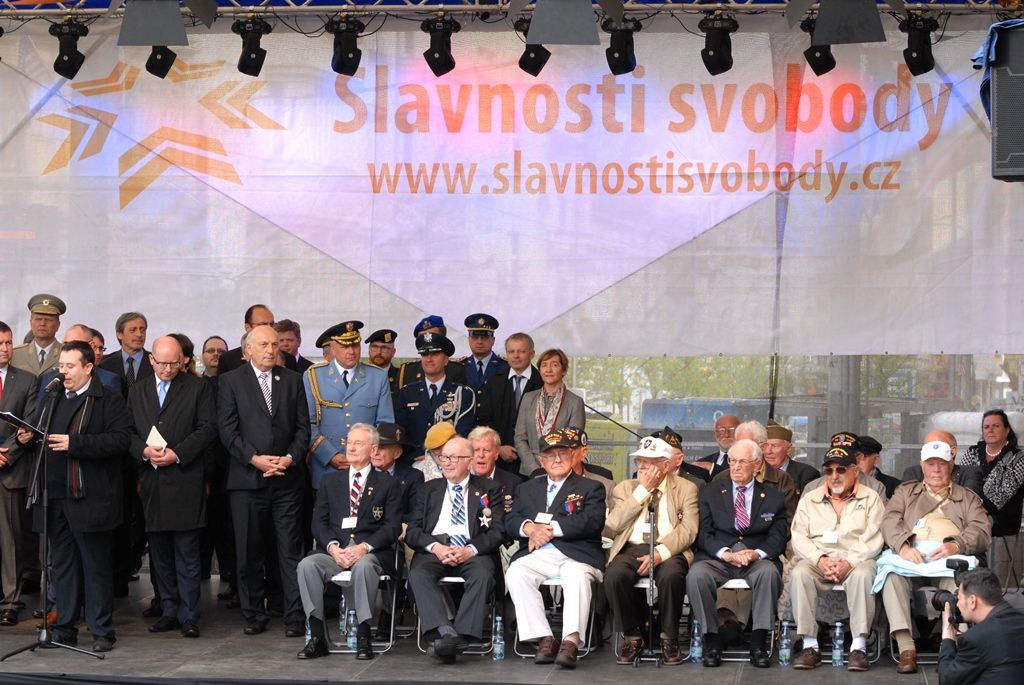 Vyjádření úcty a díků válečným veteránům za osvobození Plzně, vzpomínky na ty, kteří v bojích položili své životy, důraz na členství České republiky v Evropské unii a Severoatlantické alianci či dodržování principů demokracie a svobody nejčastěji zazněly při vzpomínkovém setkání u památníku Díky, Ameriko!. Výjimečnost okamžiku podtrhl přelet čtyř armádních letounů nad hlavami přihlížejících. Davy lidí na Americké ulici využily příležitosti a přišly poděkovat americkým a belgickým veteránům, kteří se zúčastnili posledního pietního aktu v rámci letošních Slavností svobody.