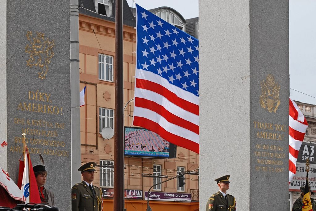 Vyjádření úcty a díků válečným veteránům za osvobození Plzně, vzpomínky na ty, kteří v bojích položili své životy, důraz na členství České republiky v Evropské unii a Severoatlantické alianci či dodržování principů demokracie a svobody nejčastěji zazněly při vzpomínkovém setkání u památníku Díky, Ameriko!. Výjimečnost okamžiku podtrhl přelet čtyř armádních letounů nad hlavami přihlížejících. Davy lidí na Americké ulici využily příležitosti a přišly poděkovat americkým a belgickým veteránům, kteří se zúčastnili posledního pietního aktu v rámci letošních Slavností svobody.