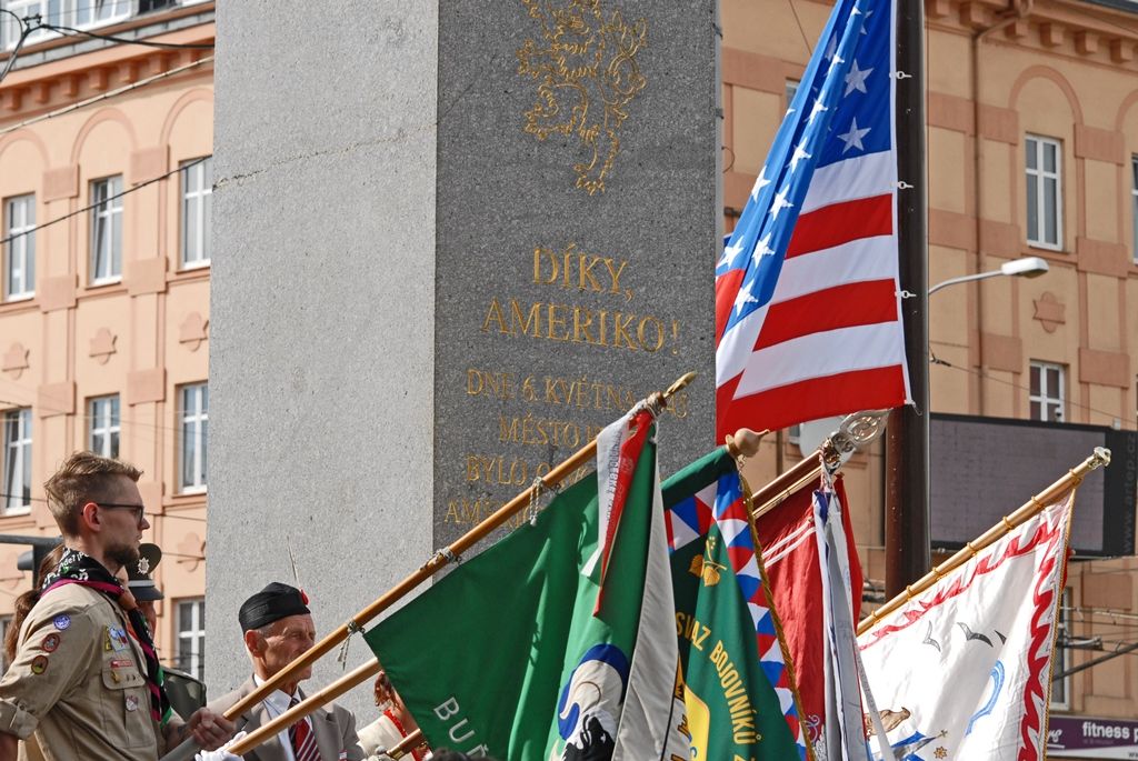 Vyjádření úcty a díků válečným veteránům za osvobození Plzně, vzpomínky na ty, kteří v bojích položili své životy, důraz na členství České republiky v Evropské unii a Severoatlantické alianci či dodržování principů demokracie a svobody nejčastěji zazněly při vzpomínkovém setkání u památníku Díky, Ameriko!. Výjimečnost okamžiku podtrhl přelet čtyř armádních letounů nad hlavami přihlížejících. Davy lidí na Americké ulici využily příležitosti a přišly poděkovat americkým a belgickým veteránům, kteří se zúčastnili posledního pietního aktu v rámci letošních Slavností svobody.