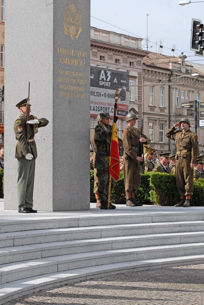 Vyjádření úcty a díků válečným veteránům za osvobození Plzně, vzpomínky na ty, kteří v bojích položili své životy, důraz na členství České republiky v Evropské unii a Severoatlantické alianci či dodržování principů demokracie a svobody nejčastěji zazněly při vzpomínkovém setkání u památníku Díky, Ameriko!. Výjimečnost okamžiku podtrhl přelet čtyř armádních letounů nad hlavami přihlížejících. Davy lidí na Americké ulici využily příležitosti a přišly poděkovat americkým a belgickým veteránům, kteří se zúčastnili posledního pietního aktu v rámci letošních Slavností svobody.