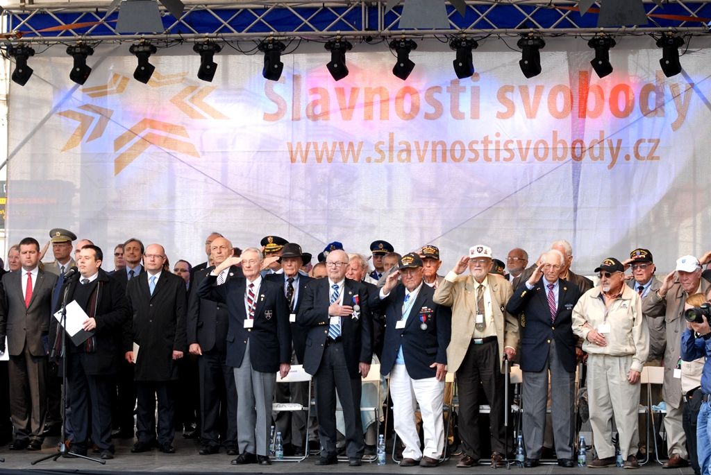 Vyjádření úcty a díků válečným veteránům za osvobození Plzně, vzpomínky na ty, kteří v bojích položili své životy, důraz na členství České republiky v Evropské unii a Severoatlantické alianci či dodržování principů demokracie a svobody nejčastěji zazněly při vzpomínkovém setkání u památníku Díky, Ameriko!. Výjimečnost okamžiku podtrhl přelet čtyř armádních letounů nad hlavami přihlížejících. Davy lidí na Americké ulici využily příležitosti a přišly poděkovat americkým a belgickým veteránům, kteří se zúčastnili posledního pietního aktu v rámci letošních Slavností svobody.