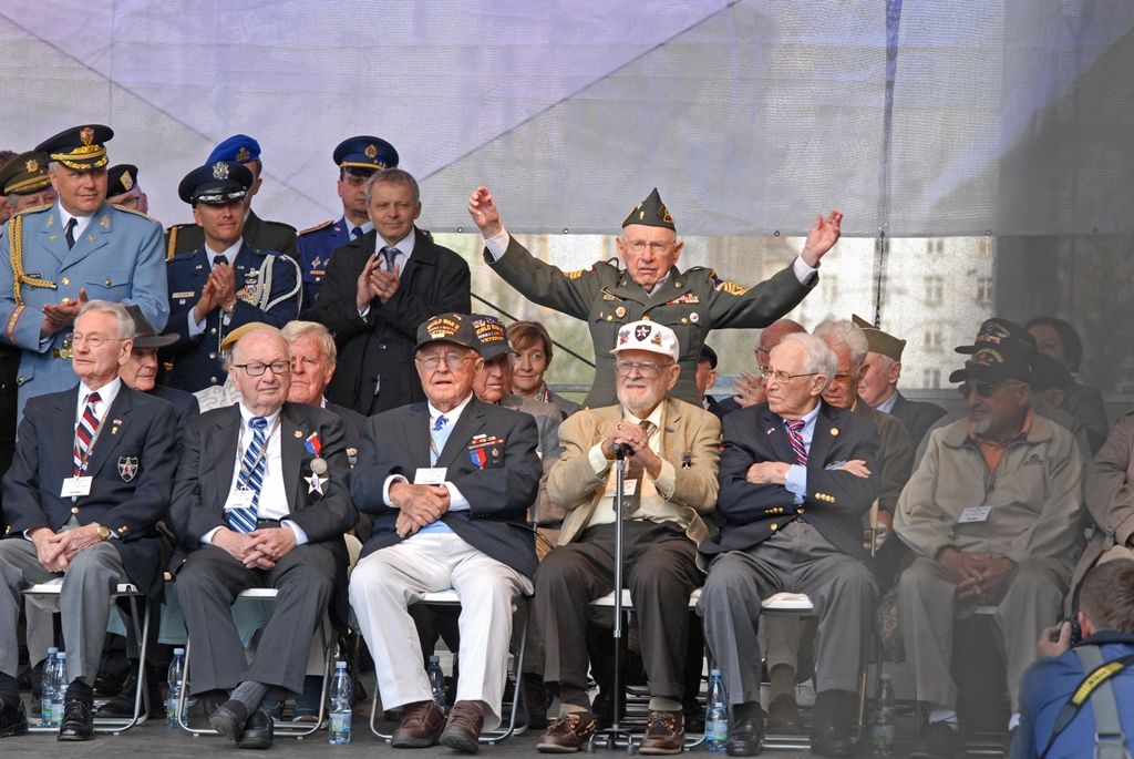 Vyjádření úcty a díků válečným veteránům za osvobození Plzně, vzpomínky na ty, kteří v bojích položili své životy, důraz na členství České republiky v Evropské unii a Severoatlantické alianci či dodržování principů demokracie a svobody nejčastěji zazněly při vzpomínkovém setkání u památníku Díky, Ameriko!. Výjimečnost okamžiku podtrhl přelet čtyř armádních letounů nad hlavami přihlížejících. Davy lidí na Americké ulici využily příležitosti a přišly poděkovat americkým a belgickým veteránům, kteří se zúčastnili posledního pietního aktu v rámci letošních Slavností svobody.