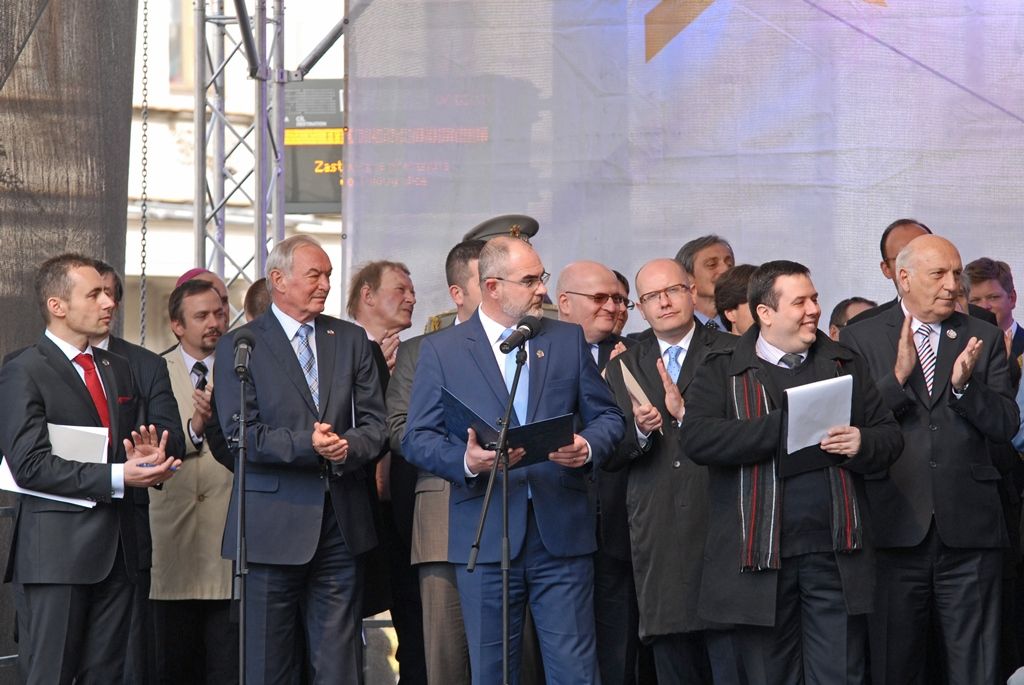 Vyjádření úcty a díků válečným veteránům za osvobození Plzně, vzpomínky na ty, kteří v bojích položili své životy, důraz na členství České republiky v Evropské unii a Severoatlantické alianci či dodržování principů demokracie a svobody nejčastěji zazněly při vzpomínkovém setkání u památníku Díky, Ameriko!. Výjimečnost okamžiku podtrhl přelet čtyř armádních letounů nad hlavami přihlížejících. Davy lidí na Americké ulici využily příležitosti a přišly poděkovat americkým a belgickým veteránům, kteří se zúčastnili posledního pietního aktu v rámci letošních Slavností svobody.