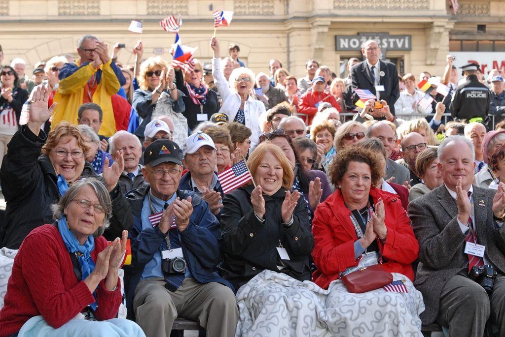 Vyjádření úcty a díků válečným veteránům za osvobození Plzně, vzpomínky na ty, kteří v bojích položili své životy, důraz na členství České republiky v Evropské unii a Severoatlantické alianci či dodržování principů demokracie a svobody nejčastěji zazněly při vzpomínkovém setkání u památníku Díky, Ameriko!. Výjimečnost okamžiku podtrhl přelet čtyř armádních letounů nad hlavami přihlížejících. Davy lidí na Americké ulici využily příležitosti a přišly poděkovat americkým a belgickým veteránům, kteří se zúčastnili posledního pietního aktu v rámci letošních Slavností svobody.