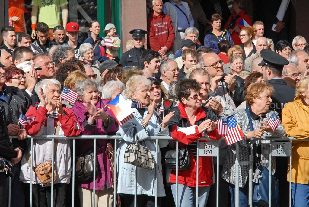 Vyjádření úcty a díků válečným veteránům za osvobození Plzně, vzpomínky na ty, kteří v bojích položili své životy, důraz na členství České republiky v Evropské unii a Severoatlantické alianci či dodržování principů demokracie a svobody nejčastěji zazněly při vzpomínkovém setkání u památníku Díky, Ameriko!. Výjimečnost okamžiku podtrhl přelet čtyř armádních letounů nad hlavami přihlížejících. Davy lidí na Americké ulici využily příležitosti a přišly poděkovat americkým a belgickým veteránům, kteří se zúčastnili posledního pietního aktu v rámci letošních Slavností svobody.