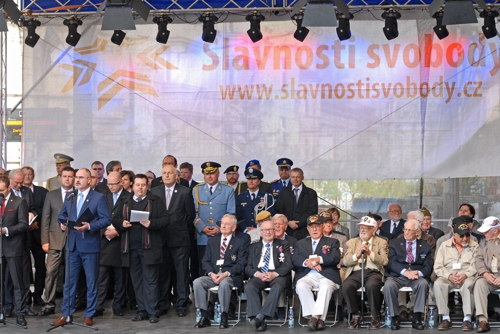Vyjádření úcty a díků válečným veteránům za osvobození Plzně, vzpomínky na ty, kteří v bojích položili své životy, důraz na členství České republiky v Evropské unii a Severoatlantické alianci či dodržování principů demokracie a svobody nejčastěji zazněly při vzpomínkovém setkání u památníku Díky, Ameriko!. Výjimečnost okamžiku podtrhl přelet čtyř armádních letounů nad hlavami přihlížejících. Davy lidí na Americké ulici využily příležitosti a přišly poděkovat americkým a belgickým veteránům, kteří se zúčastnili posledního pietního aktu v rámci letošních Slavností svobody.