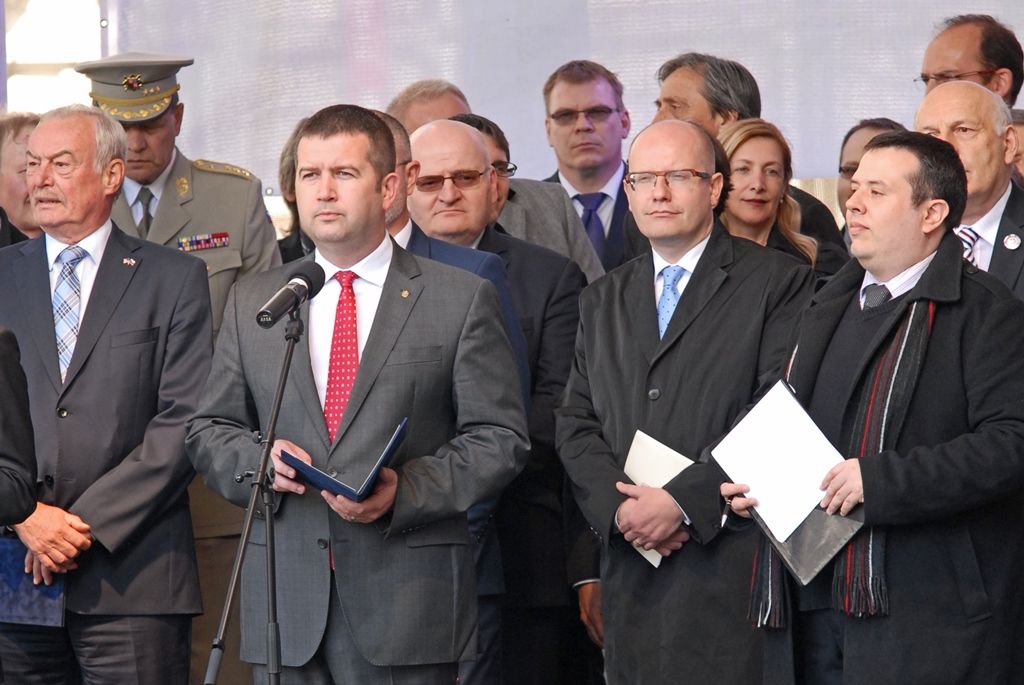 Vyjádření úcty a díků válečným veteránům za osvobození Plzně, vzpomínky na ty, kteří v bojích položili své životy, důraz na členství České republiky v Evropské unii a Severoatlantické alianci či dodržování principů demokracie a svobody nejčastěji zazněly při vzpomínkovém setkání u památníku Díky, Ameriko!. Výjimečnost okamžiku podtrhl přelet čtyř armádních letounů nad hlavami přihlížejících. Davy lidí na Americké ulici využily příležitosti a přišly poděkovat americkým a belgickým veteránům, kteří se zúčastnili posledního pietního aktu v rámci letošních Slavností svobody.