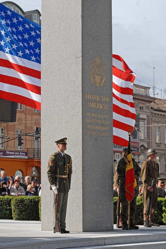 Vyjádření úcty a díků válečným veteránům za osvobození Plzně, vzpomínky na ty, kteří v bojích položili své životy, důraz na členství České republiky v Evropské unii a Severoatlantické alianci či dodržování principů demokracie a svobody nejčastěji zazněly při vzpomínkovém setkání u památníku Díky, Ameriko!. Výjimečnost okamžiku podtrhl přelet čtyř armádních letounů nad hlavami přihlížejících. Davy lidí na Americké ulici využily příležitosti a přišly poděkovat americkým a belgickým veteránům, kteří se zúčastnili posledního pietního aktu v rámci letošních Slavností svobody.