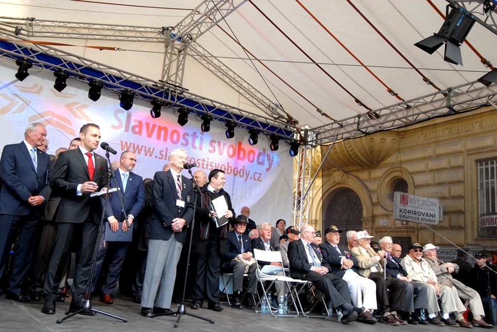 Vyjádření úcty a díků válečným veteránům za osvobození Plzně, vzpomínky na ty, kteří v bojích položili své životy, důraz na členství České republiky v Evropské unii a Severoatlantické alianci či dodržování principů demokracie a svobody nejčastěji zazněly při vzpomínkovém setkání u památníku Díky, Ameriko!. Výjimečnost okamžiku podtrhl přelet čtyř armádních letounů nad hlavami přihlížejících. Davy lidí na Americké ulici využily příležitosti a přišly poděkovat americkým a belgickým veteránům, kteří se zúčastnili posledního pietního aktu v rámci letošních Slavností svobody.